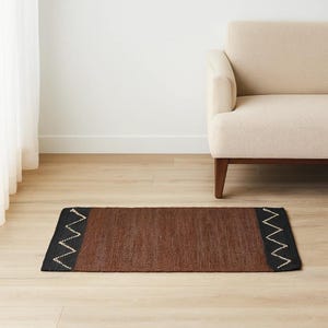 Handgeweven katoen Durry - bruin boho vloerkleed met abstracte chevron en strepen, ambachtelijke neutrale woonkamer afbeelding 2