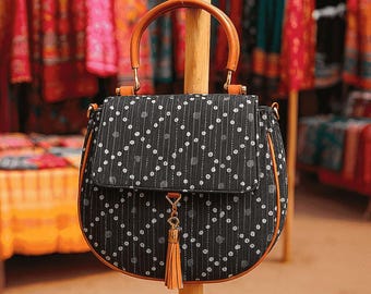 Bolso estampado Bandhani con borla