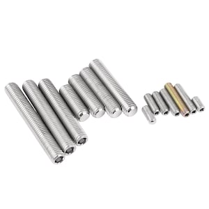 Puede incluir: Un conjunto de tornillos de color plateado de diferentes longitudes. Los tornillos tienen una cabeza hexagonal y una ranura de accionamiento. Los tornillos están dispuestos en una fila, con el tornillo más largo a la izquierda y el más corto a la derecha.