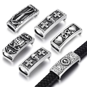 Peut inclure: Six breloques de bracelet en métal argenté avec différents motifs, dont une ancre, un crâne et des os croisés, un cœur et un navire. Les breloques sont conçues pour être utilisées avec des bracelets en cuir.