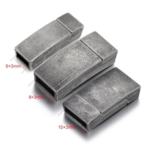 Könnte beinhalten: Drei rechteckige, antik-silberfarbene Magnetverschlüsse. Die Verschlüsse werden in drei Größen gezeigt: 6x3mm, 8x3mm und 10x3mm. Die Verschlüsse haben eine strukturierte Oberfläche und einen Klappdeckel.