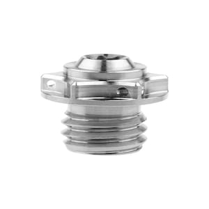 Op de afbeelding: Een close-up van een zilveren metalen component met een schroefdraadbasis en een zeshoekige bovenkant. De component heeft een reeks ribbels en gaten en is geplaatst tegen een witte achtergrond. Het object lijkt een mechanisch onderdeel te zijn.