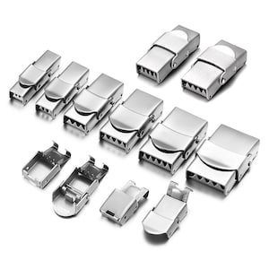 Puede incluir: Un juego de diez cierres de metal plateado para la elaboración de joyas. Los cierres son de varios tamaños y formas, algunos con un mecanismo de resorte.