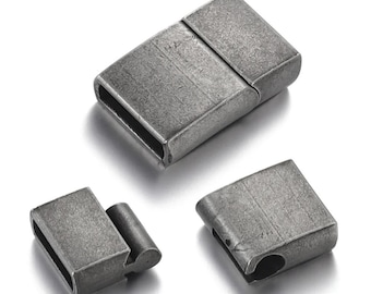Può includere: Tre chiusure magnetiche color argento antico. Le chiusure sono rettangolari con bordi arrotondati e finitura opaca. Una chiusura è chiusa, mentre le altre due sono aperte, mostrando la connessione magnetica. Ideale per la creazione di gioielli.
