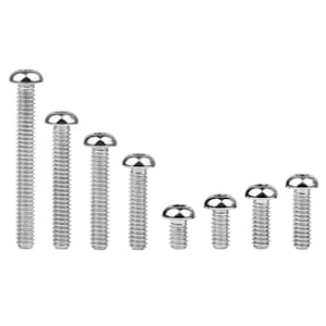Op de afbeelding: Een set van acht zilverkleurige schroeven in verschillende lengtes. De schroeven hebben een afgeronde kop.