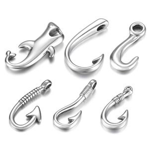 Puede incluir: Un conjunto de seis dijes de metal plateado que incluyen un tiburón y cinco estilos diferentes de anzuelos de pesca.