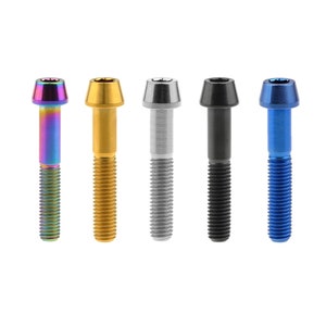 Puede incluir: Cinco tornillos de titanio con diferentes acabados de color: arcoíris, dorado, plateado, negro y azul.