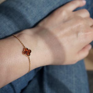 Minimalistyczna bransoletka z bursztynu, Bransoletka z koniczyny, Biżuteria na szczęście, Delikatna bransoletka z łańcuszka, Złota biżuteria z bursztynu