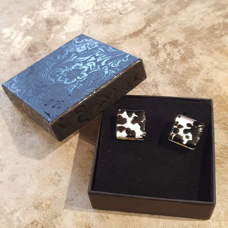 Elegant and bright square Murano glass cufflinks.