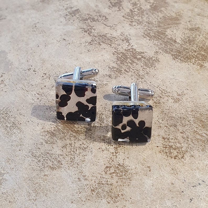 Elegant and bright square Murano glass cufflinks.