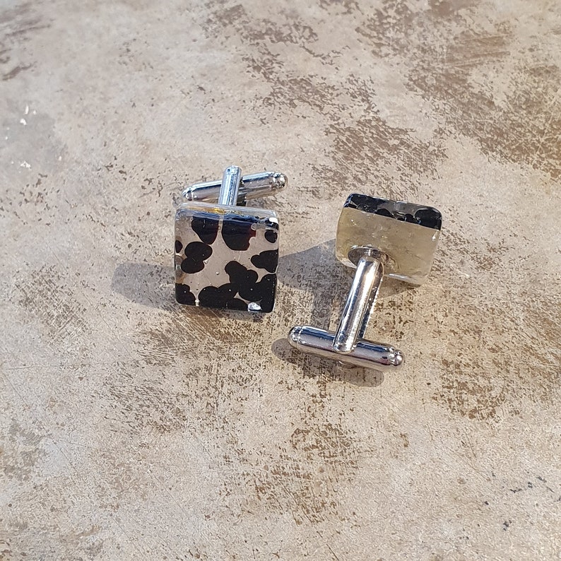Elegant and bright square Murano glass cufflinks.