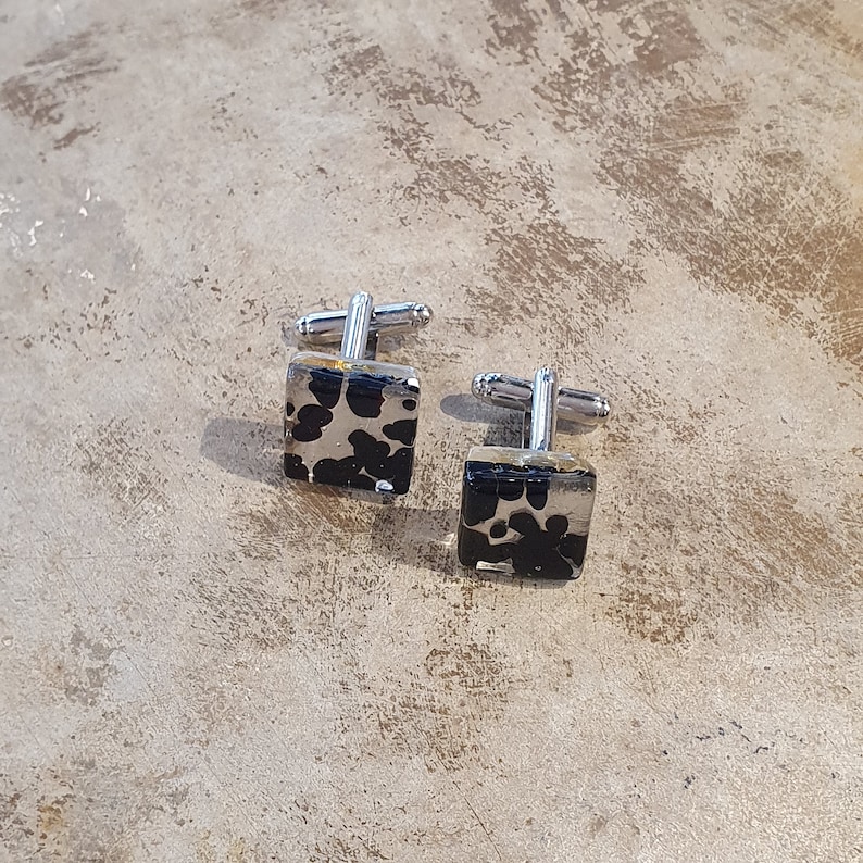 Elegant and bright square Murano glass cufflinks.
