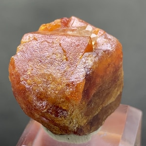 Rare cristal de scheelite de couleur orange naturelle et quartz combiné de la mine de Skardu. 37 grammes