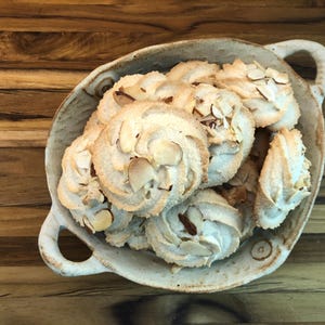 AMYGDALOTA: Greek style chewy almond cookies