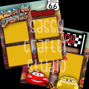 Può includere: Un modello di pagina per album di ritagli digitale con tema Radiator Springs, un cartello Route 66, cinque segnaposto rettangolari gialli per foto e illustrazioni di auto da corsa rosse e gialle su uno sfondo di paesaggio desertico.