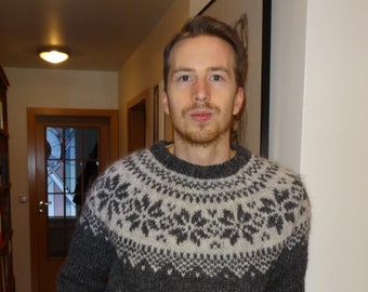 Size L/XL  -  Sweater made of Álafosslopi. Pattern is easy to follow. Pdf Digital  or open it on your google drive.