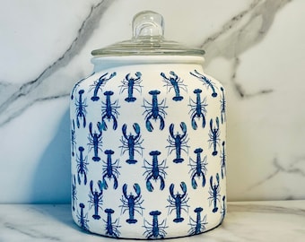 Tarro de galletas de langosta azul: decoración de cocina marina de playa (64 oz), 8" de alto x 4" de ancho, recipiente de cocina azul y blanco, hermético