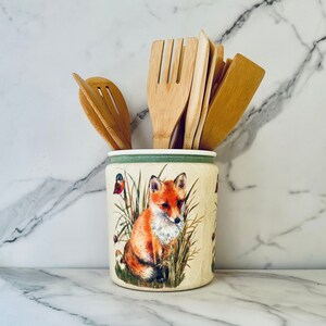 Portautensilios de zorro con decoupage: Decoración de cocina rústica francesa. Este portautensilios es un recipiente de vidrio de 64 onzas, 0.5 galones y 6.5" de alto x 5.5" de ancho.