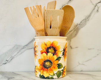 Portautensilios con diseño de girasol: Decoración de cocina rústica francesa. Este portautensilios es un recipiente de vidrio de 64 onzas, 0.5 galones y 6.5" de alto x 5.5" de ancho.