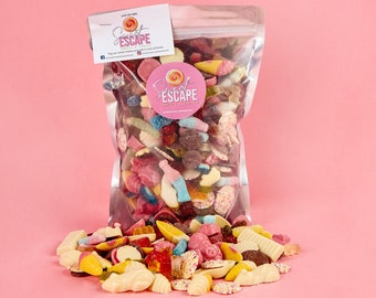 Puede incluir: Una bolsa de plástico transparente llena de una variedad de caramelos coloridos, incluyendo ositos de goma, caramelos ácidos y trozos de chocolate. La bolsa está etiquetada con "Sweet Escape Sweets & Treats".