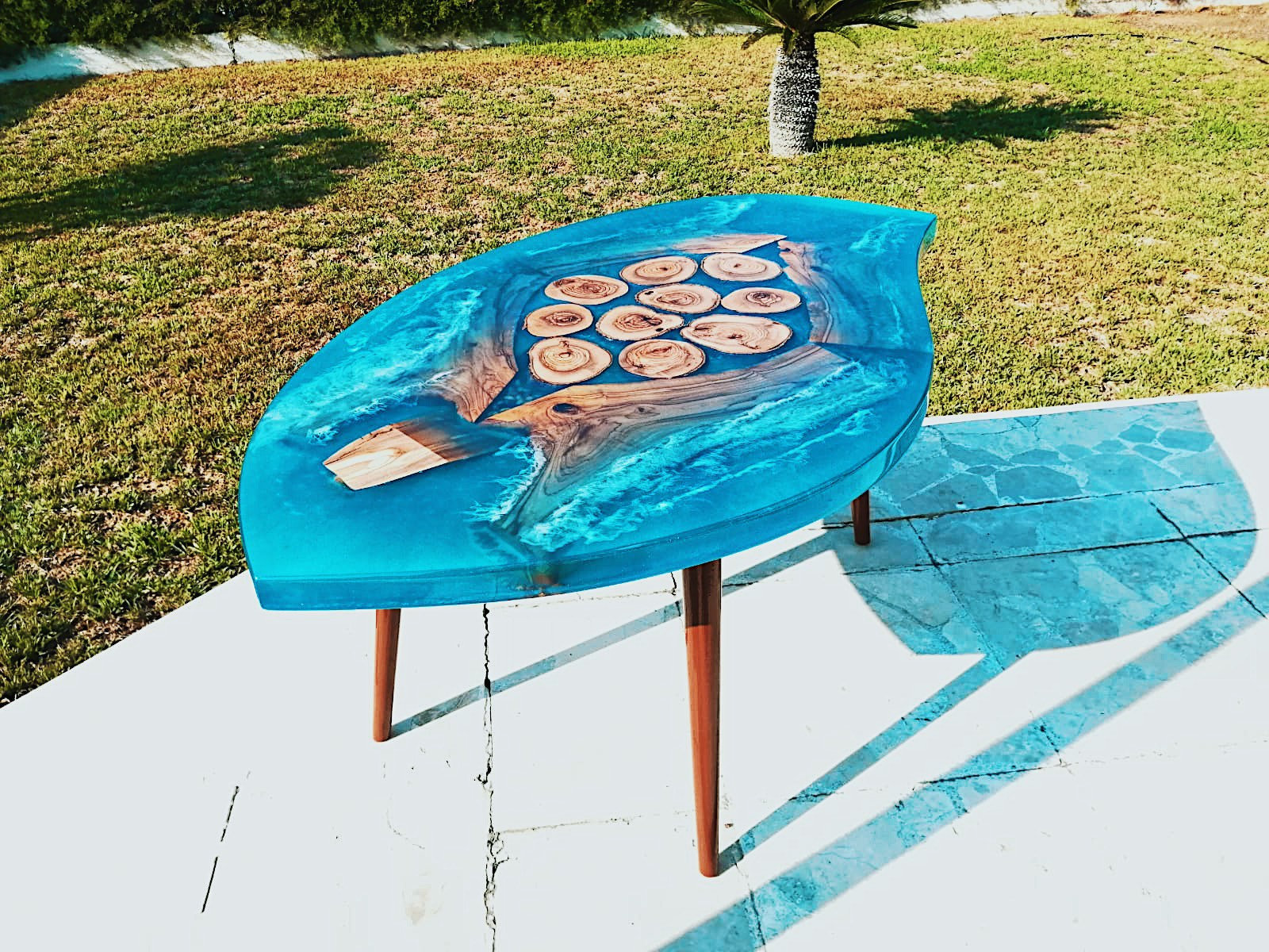Mesa de resina epoxi en madera de olivo con óptica de agua - Forkl luxury  living