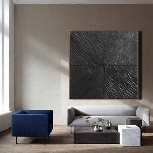 Puede incluir: Una gran pintura abstracta con un dise&ntilde;o texturizado en blanco y negro. La pintura est&aacute; colgada en una pared en un sal&oacute;n.