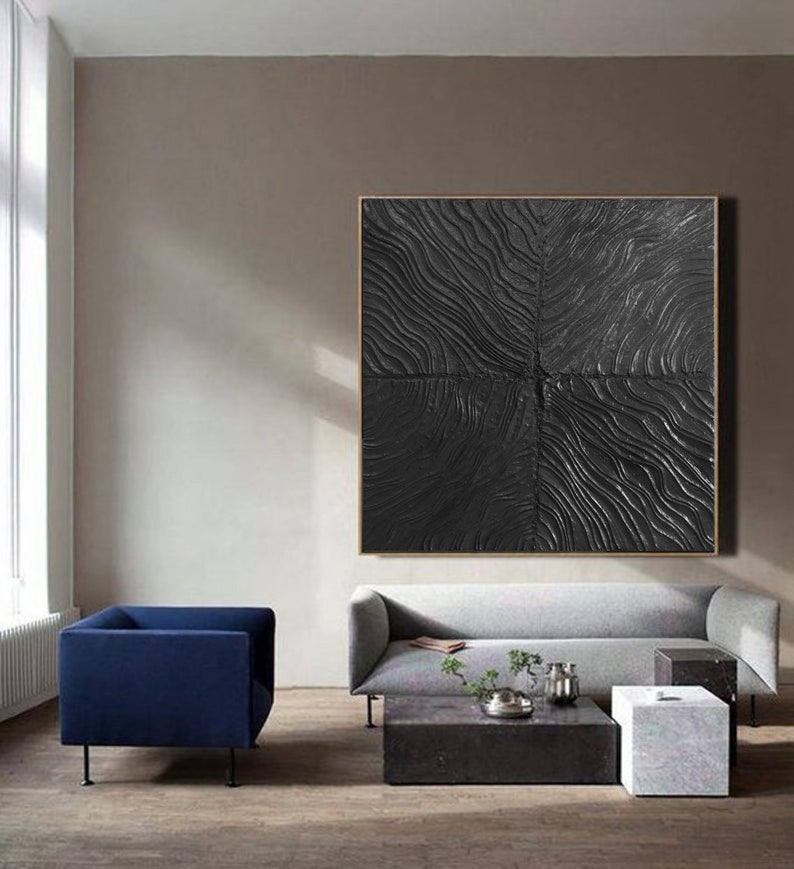 Puede incluir: Una gran pintura abstracta con un dise&ntilde;o texturizado en blanco y negro. La pintura est&aacute; colgada en una pared en un sal&oacute;n.