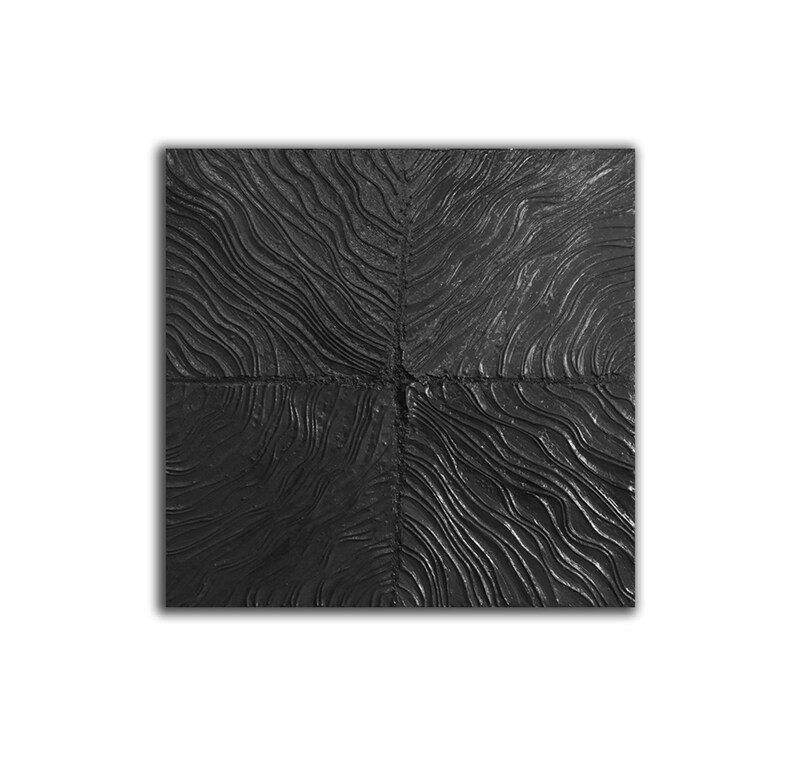 Puede incluir: Arte de pared cuadrado negro con un patr&oacute;n texturizado y ondulado. El patr&oacute;n est&aacute; formado por l&iacute;neas en relieve que crean un efecto 3D.