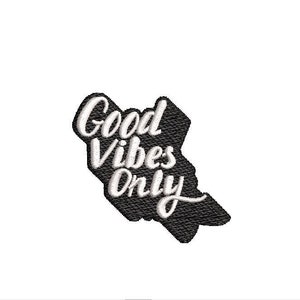 Könnte beinhalten: Schwarzer und weißer gestickter Aufnäher mit dem Text "Good Vibes Only" in weißer kursivschrift.