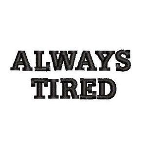Op de afbeelding: Zwart-witte tekstafbeelding die "ALWAYS TIRED" luidt.