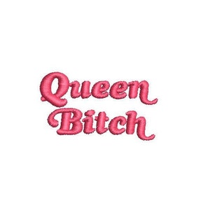 Puede incluir: Parche bordado rosa con el texto "Queen Bitch" en una fuente retro.