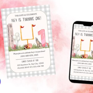 Puede incluir: Una invitación de cumpleaños de primer año a cuadros rosa y blanco. La invitación presenta un campo de fútbol con un número uno rosa y un lobo. El texto de la invitación dice "Tailgate & Celebrate Ivey is Turning One!" e incluye la fecha, la hora y la ubicación de la fiesta.
