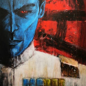 Op de afbeelding: Een schilderij van een man met blauwe huid en rode ogen. Hij draagt een wit uniform met een blauw en geel embleem op de linkerzijde van zijn borst. De achtergrond is een rood en zwart abstract ontwerp.
