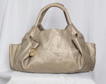 Bolso hobo Loewe de napa aire metalizada con llavero