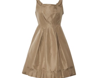 Vestido babydoll de cuello cuadrado con detalles plisados de Miu Miu, colección 2006, diseñado por Miuccia Prada.