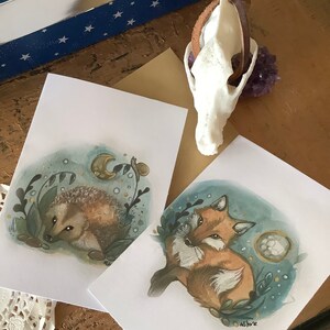 2 petites cartes recyclées représentant un animal nocturne embellies à la main.