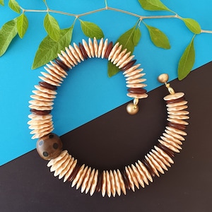 Avant-garde designer necklace in Gerda Lynggaard style made of shell and horn discs, a large horn bead and magnetic clasp