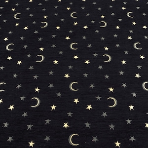 Può includere: Tessuto blu navy scuro con un motivo ripetuto di stelle e lune crescenti dorate e argentate. Il design celeste crea un effetto cielo notturno, adatto a vari progetti artigianali o di arredamento per la casa.