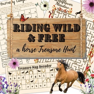 Può includere: Un cartello di legno con il testo "Riding Wild & Free, a horse Treasure Hunt" appeso a una corda. Il cartello è circondato da immagini di cavalli, farfalle, fiori e un decodificatore di mappa del tesoro.