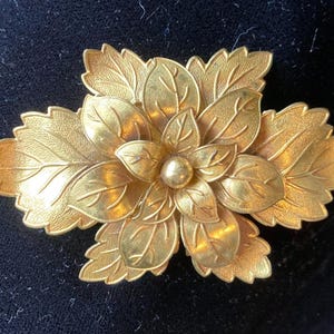 Vintage gold dimensional brooch