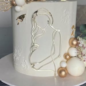 Topper na tort wykonany ze szkła akrylowego LineArt Charms na tort kobieta w ciąży
