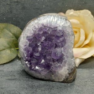 Amethyst freistehend geschliffene Basiskristallstufe