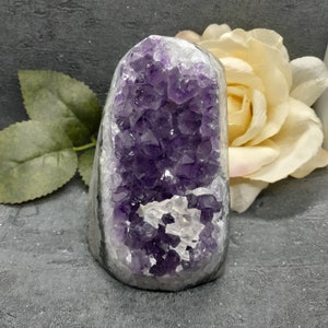 Uruguayischer Amethyst und Calcit freistehende geschliffene Basiskristallstufe