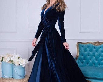 Vestido largo de terciopelo azul marino de manga larga
