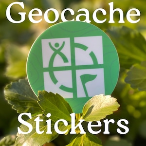 Könnte beinhalten: Runder Aufkleber in Grün und Weiß mit einem Kompass und einem Personensymbol. Der Aufkleber zeigt den Text "Geocaching Stickers" in weiß.