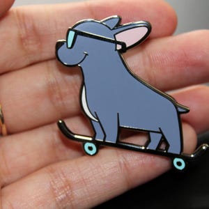 Blauer Französische Bulldogge Pin: Skateboard Hund Pin