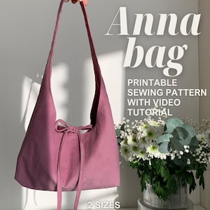 Può includere: Una borsa Anna color rosa antico, con lunghe cinghie legate a fiocco. La borsa fa parte di un modello di cucito stampabile con un video tutorial. Il testo sull'immagine dice "2 taglie" e "per principianti".