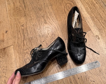 Zapatos Oxford de piel negra con cordones, de las décadas de 1910 y 1920: zapatos antiguos de la época del jazz.