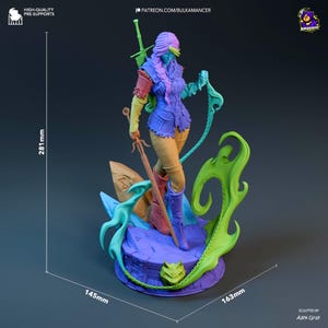 Puede incluir: Figura impresa en 3D de una guerrera multicolor, de aproximadamente 28,1 cm de altura, sosteniendo una espada y una cadena. La figura está posada sobre una base detallada de 14,5 x 16,3 cm. La ropa de la figura es una mezcla de colores, incluyendo azul, morado y amarillo.