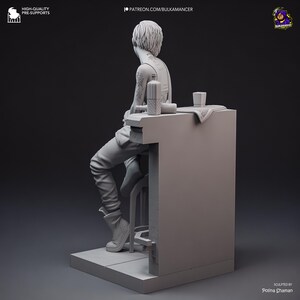 Pode incluir: Figura impressa em 3D em tons de cinza de uma pessoa sentada em um bar. A pessoa est&aacute; usando uma regata, cal&ccedil;as e botas. Uma garrafa, um copo e uma toalha est&atilde;o no bar. A figura est&aacute; em uma plataforma. O texto na imagem diz "HIGH-QUALITY PRE-SUPPORTS" e "PATREON.COM/BULKAMANCER".